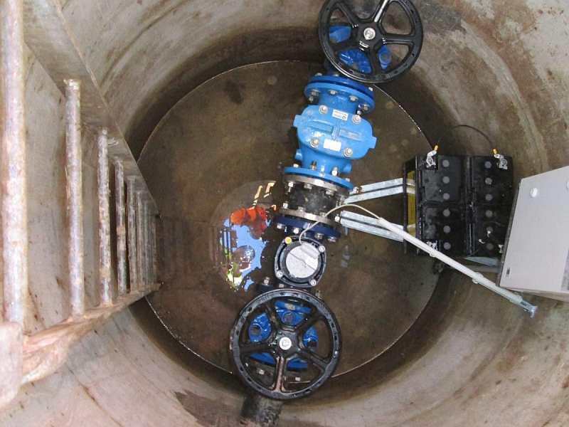 Transfer manhole (one-sided delivery) with meter