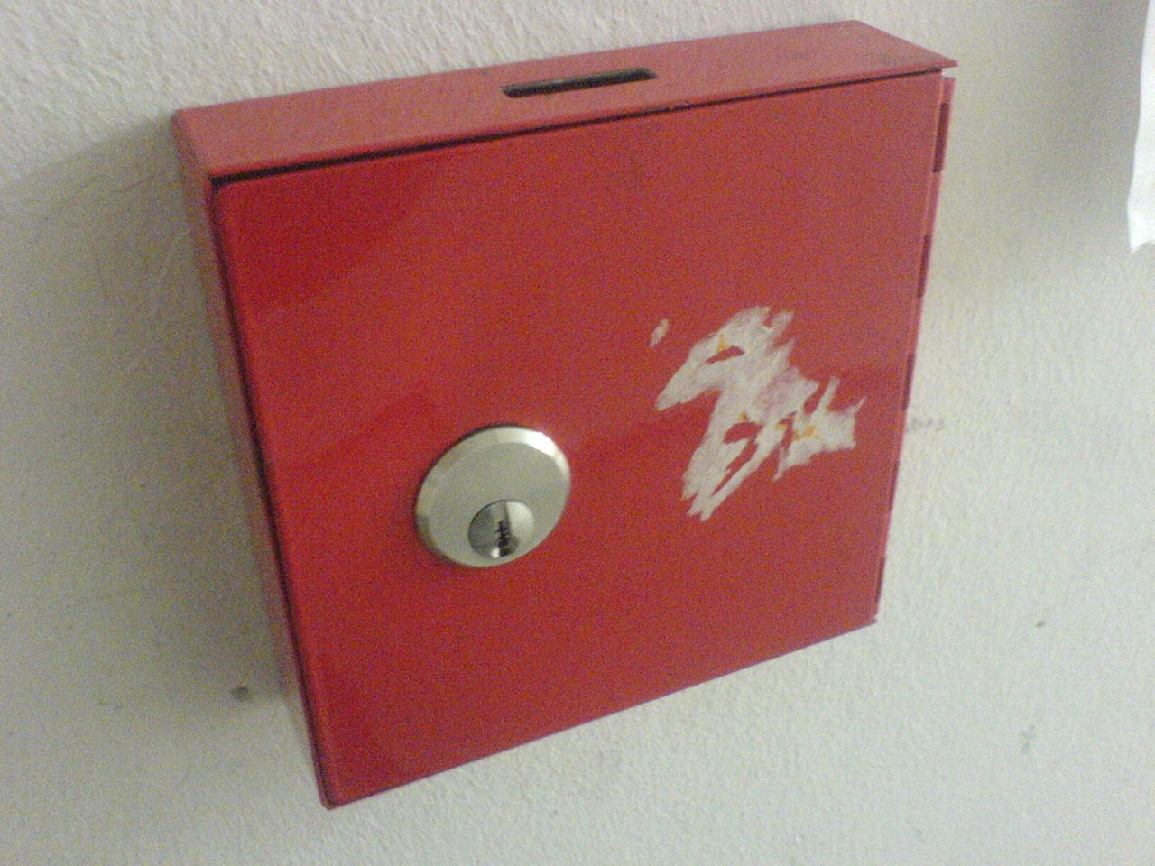 Boîte à clés de couleur rouge typique
